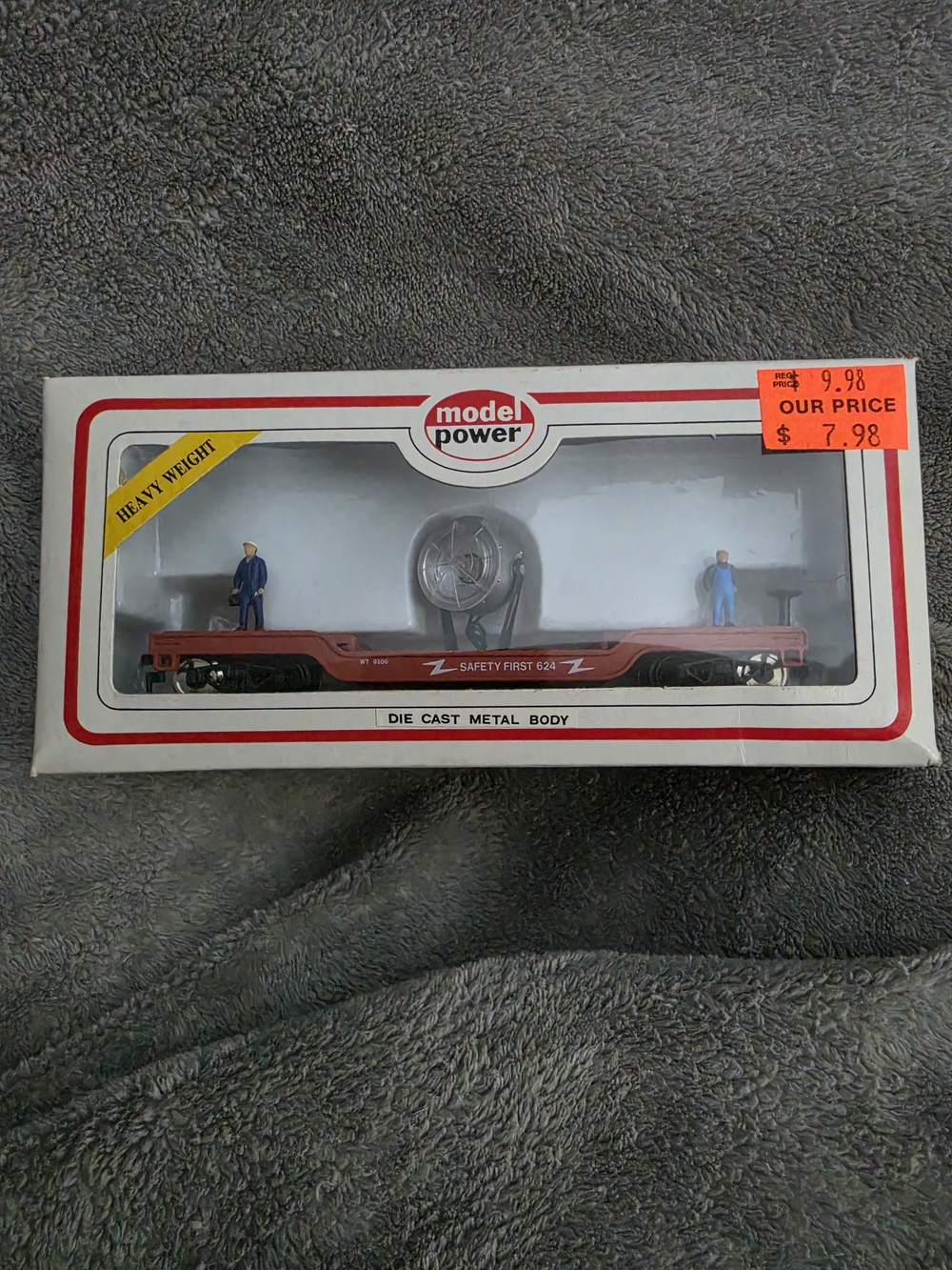 ^ Model Power Red Flatcar With Light Die-Cast Metal Body - HO Scale